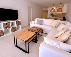 アルテアにあるLUXURY ALTEA Campomanesの白いソファとテーブルのあるリビングルーム