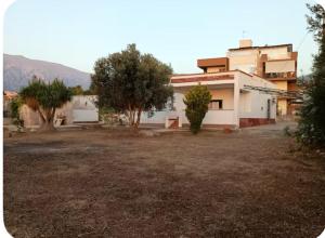 Berbenno di ValtellinaにあるLa Casa del Gabbianoの庭前の木々のある家