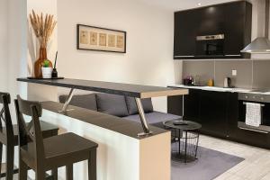 una cucina con bancone e tavolo di Welcome Beds a Bratislava Altre 4 foto