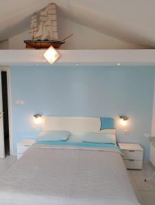 Beautiful view في كوتور: غرفة نوم بسرير أبيض عليه قارب