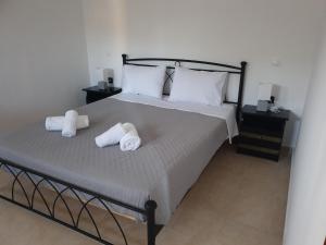 a bedroom with a bed with towels on it at Kanari Holiday Home in Gourna