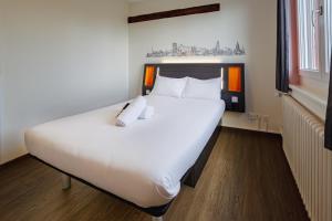 Katil atau katil-katil dalam bilik di easyHotel Zürich City West
