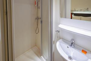 Bilik mandi di easyHotel Zürich City West