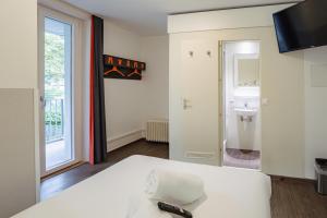 Katil atau katil-katil dalam bilik di easyHotel Zürich City West