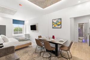 Μια τηλεόραση ή/και κέντρο ψυχαγωγίας στο Luxury 2 Bed Studio By Hms Warrior & Mary Rose