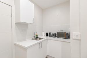 Η κουζίνα ή μικρή κουζίνα στο Luxury 2 Bed Studio By Hms Warrior & Mary Rose +21 φωτογραφίες