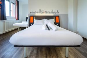 Katil atau katil-katil dalam bilik di easyHotel Zürich City West