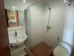 Bilik mandi di Apartment Surabaya Timur