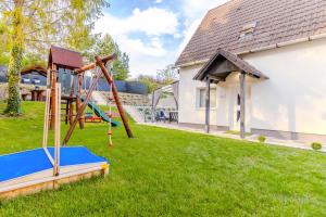 Herní místnost nebo prostor pro děti v ubytování Panorámaház Bükkszék + 39 fotografií