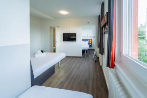 Televisyen dan/atau pusat hiburan di easyHotel Zürich City West