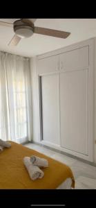 une chambre avec un lit avec deux serviettes dessus dans l'établissement Fabuloso apartamento a 50m de playa centrico, à Torre del Mar