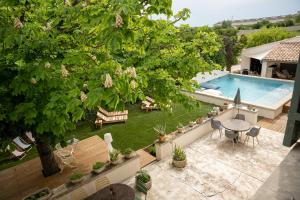 an overhead view of a backyard with a swimming pool at La Maison PP - Appartements in Carpentras