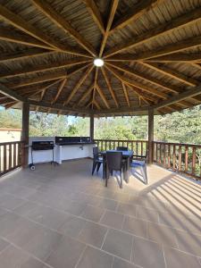 Balkón nebo terasa v ubytování Excepcional Cabaña Cerca Medellín Jacuzzi - Chimenea - Parking + 67 fotografií