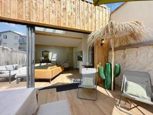 a house with a patio with a cactus at Maison à 2 min de la plage Saint Georges de Didonne in Saint-Georges-de-Didonne