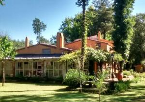 サンタ・ロサ・デ・カラムチタにあるEl Cobijo, Casas de Campoの庭木のある大家