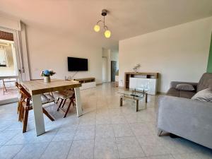 a living room with a table and a couch at Torrenieri House in Torrenieri +28 photos