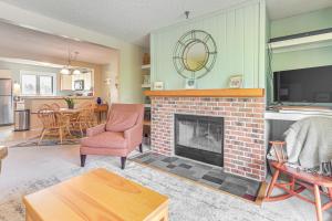 TV a/nebo společenská místnost v ubytování Walk to Bolton Valley Resort Condo with Mtn Views!