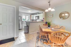 Kuchyň nebo kuchyňský kout v ubytování Walk to Bolton Valley Resort Condo with Mtn Views!