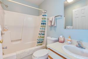 Koupelna v ubytování Walk to Bolton Valley Resort Condo with Mtn Views! + 18 fotografií