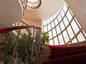 un conjunto de escaleras con una gran ventana en Holiday Home Junior Giacomelli, en Mati