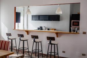 un bar con taburetes en una cocina con encimera en Holiday Home Junior Giacomelli, en Mati 24 fotos más