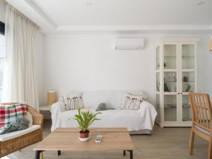 ArguineguínにあるCosta Alegre Beach Suites Arguineguinのソファとテーブルのある白いリビングルーム +54枚の写真