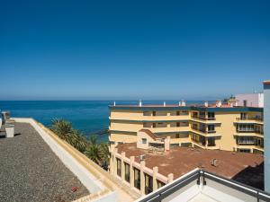 ArguineguínにあるCosta Alegre Beach Suites Arguineguinの建物のバルコニーから海の景色を望めます。
