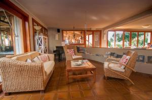 A seating area at Hotel Cernia Isola Botanica