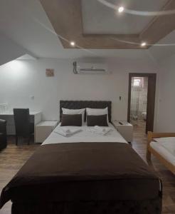 Postel nebo postele na pokoji v ubytování Sobe i Apartmani Casa Mia