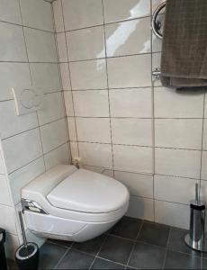 bagno con servizi igienici bianchi in camera di Flott leilighet med fantastisk utsikt a Stavanger