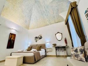 a bedroom with a bed and a ceiling at L'Antica Rimessa Da Gigi in Gallipoli