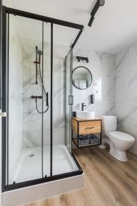 a bathroom with a shower and a toilet at Domki w Blasku Słońca in Polańczyk