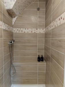 un baño con ducha con cabezal de ducha en Lûc Dal Aur 2, en Sutrio