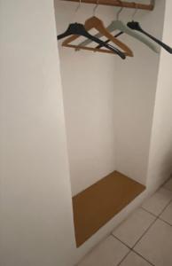 Un rincón de una habitación con una pared blanca y una percha. en Lûc Dal Aur 2, en Sutrio
