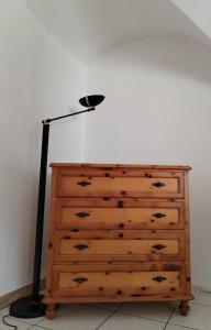 una lámpara negra sentada en la parte superior de un tocador en Lûc Dal Aur 2, en Sutrio