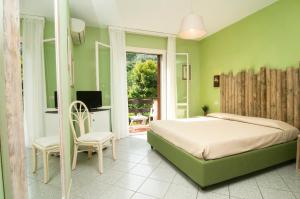 A bed or beds in a room at Hotel Cernia Isola Botanica