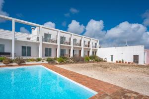 een gebouw met een zwembad voor een gebouw bij Casa da Lua in Aljezur