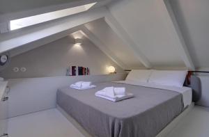 una camera da letto con un letto con due asciugamani sopra di Limone Loft cottage Ithaka a Perakhórion