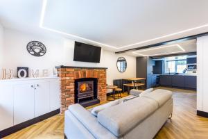 ein Wohnzimmer mit Sofa und Kamin in der Unterkunft 93 High Street in Redbourn