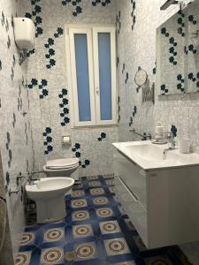 a bathroom with a toilet and a sink at Meraviglioso in Cozze