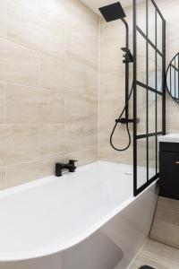 ein Badezimmer mit Badewanne und Dusche in der Unterkunft 93 High Street in Redbourn + 11 Fotos