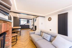 ein Wohnzimmer mit Sofa und Kamin in der Unterkunft 93 High Street in Redbourn