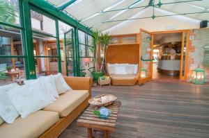 A seating area at Hotel Cernia Isola Botanica
