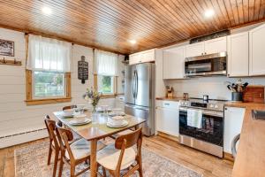 Η κουζίνα ή μικρή κουζίνα στο Recently Renovated Harveys Lake Retreat with Dock!