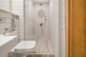 Ένα μπάνιο στο Charming Downtown Apartment with Unique Terrace