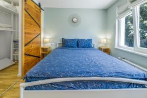 Ένα ή περισσότερα κρεβάτια σε δωμάτιο στο Charming Downtown Apartment with Unique Terrace