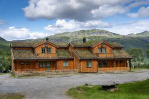 a large wooden house with a grass roof at Filefjellstuene hytter og leiligheter in Tyinkrysset