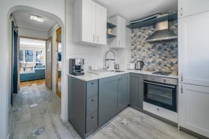 Η κουζίνα ή μικρή κουζίνα στο Charming Downtown Apartment with Unique Terrace