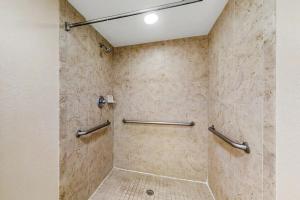 een badkamer met een douche en marmeren tegels bij Modern, Spacious & Clean Beach Getaway in St Pete Beach +25 foto's