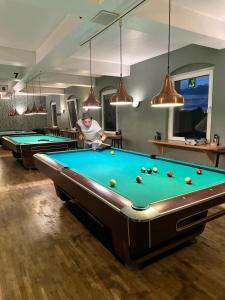 Biliár nebo kulečník v ubytování A&O Suites